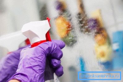 Sadece cam temizleyiciyi püskürtün ve temizleyin Sadece cam temizleyiciyi püskürtün ve temizleyin