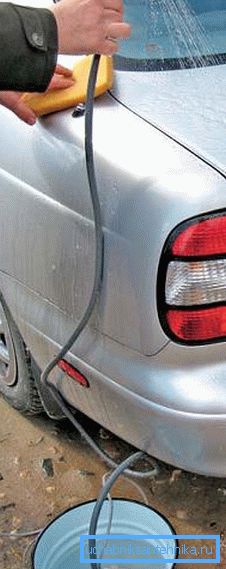 Duş otomobili yıkamak için kullanılabilir. Duş otomobili yıkamak için kullanılabilir.