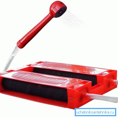 Duş kabı çok basit çalışır: platformda durun ve pedleri bastırın ve şu anda su sulama kabından akar Duş kabı çok basit çalışır: platformda durun ve pedleri bastırın ve şu anda su sulama kabından akar