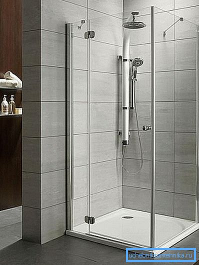 Düdüklü tava 100 x 100 cm ve menteşeli bir kapı ile duşakabin Düdüklü tava 100 x 100 cm ve menteşeli bir kapı ile duşakabin