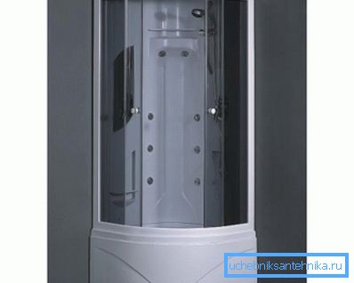 Yüksek 90x90 tepsili duşakabin, çocuklara izin verir, ayrıca odaya su sızması daha az olasıdır. Yüksek 90x90 tepsili duşakabin, çocuklara izin verir, ayrıca odaya su sızması daha az olasıdır.