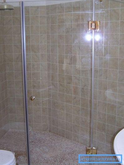Tripleks kapıların iyi bir güvenlik payı vardır ve bir çerçeveye gerek yoktur Tripleks kapıların iyi bir güvenlik payı vardır ve bir çerçeveye gerek yoktur