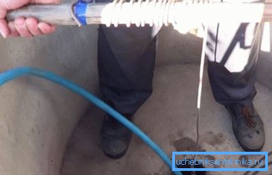 Sabit titreşimli pompanın yukarı ve aşağı hareket ettirilmesi, çamurun alt kısımda karıştırılması Sabit titreşimli pompanın yukarı ve aşağı hareket ettirilmesi, çamurun alt kısımda karıştırılması