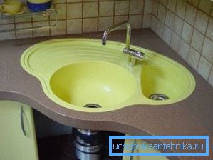 477 Farklı hacimli kaseler içeren yapay bir taştan mutfak için çift lavabo
