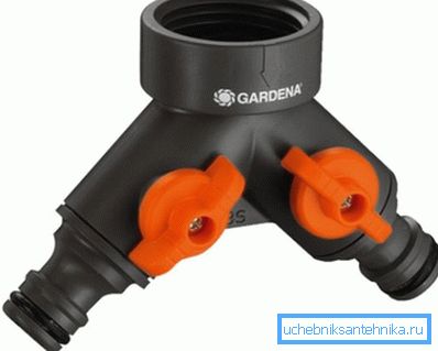 Teknik suyun iki kanallı bir dağıtıcısı ile bir boru altında 3/4 boru. Teknik suyun iki kanallı bir dağıtıcısı ile bir boru altında 3/4 boru.