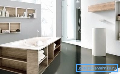 Banyo altında ahşap raflar ile ekran Banyo altında ahşap raflar ile ekran