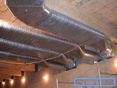 Teknik odalarda geniş çaplı boruların çalışması Teknik odalarda geniş çaplı boruların çalışması