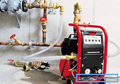 Elektrikli pompa, büyük bir nesne üzerinde uzun bir boru zincirini pompalayabilir. Elektrikli pompa, büyük bir nesne üzerinde uzun bir boru zincirini pompalayabilir.