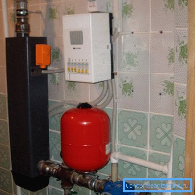 Elektrikli kazanlar neredeyse her zaman duvara monte ekipmanlardır ve aynı zamanda en küçük boyutlara sahiptirler. Elektrikli kazanlar neredeyse her zaman duvara monte ekipmanlardır ve aynı zamanda en küçük boyutlara sahiptirler.