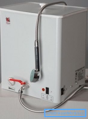 EVBO-20/1, 25-1 duşu için elektrikli su ısıtıcısı hem şebekeden hem de dahili bataryadan çalışabilir