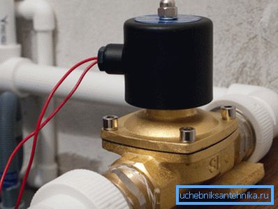 Su besleme borusundaki elektrikli su musluğu Su besleme borusundaki elektrikli su musluğu