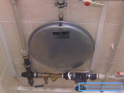 Soğutucuyu ısıtmak için elektrot kazanı. Soğutucuyu ısıtmak için elektrot kazanı.