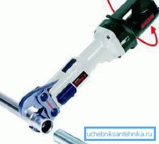 Elektrikli el aleti çok daha verimlidir, ancak maliyeti birkaç kat daha yüksektir. Elektrikli el aleti çok daha verimlidir, ancak maliyeti birkaç kat daha yüksektir.