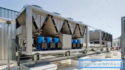 HVAC sisteminin elemanları binanın çatısına yerleştirilmiştir. HVAC sisteminin elemanları binanın çatısına yerleştirilmiştir.