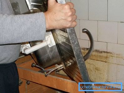 Mümkünse, mutfakta bataryayı değiştirmeden önce, lavaboyu çıkarmak daha iyidir Mümkünse, mutfakta bataryayı değiştirmeden önce, lavaboyu çıkarmak daha iyidir
