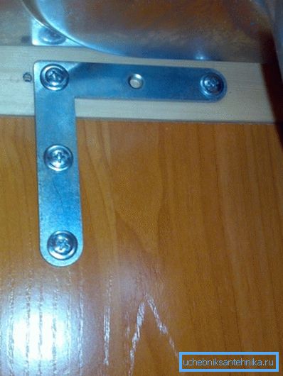 Lavabo mutfak mobilyalarına entegre edilecekse, ürünün gevşemesini veya gevşemesini önlemek için bu amaçlar için seçilen bölümün duvarlarını güçlendirmek önemlidir. Lavabo mutfak mobilyalarına entegre edilecekse, ürünün gevşemesini veya gevşemesini önlemek için, bu amaçlar için seçilen bölümün duvarlarını güçlendirmek önemlidir.