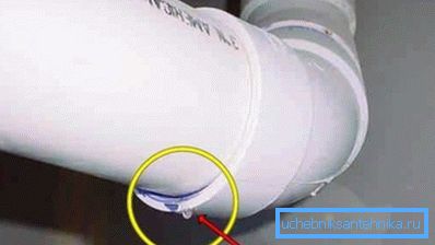 Boru daireye akıyorsa, onarımı kendiniz yapmanız gerekecektir. Boru daireye akıyorsa, onarımı kendiniz yapmanız gerekecektir.