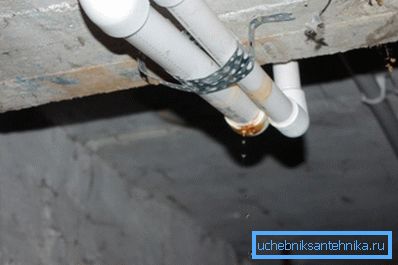 Borular dairenin dışına akıyorsa, ek ücret ödemeden kamu hizmetleri tarafından onarılmalıdır. Borular dairenin dışına akıyorsa, ek ücret ödemeden kamu hizmetleri tarafından onarılmalıdır.