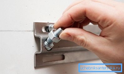 Bir plaka şeklinde bir braketiniz varsa, o zaman yatay düzlemde bir seviyeye koymayı unutmayın. Bir plaka şeklinde bir braketiniz varsa, o zaman yatay düzlemde bir seviyeye koymayı unutmayın.