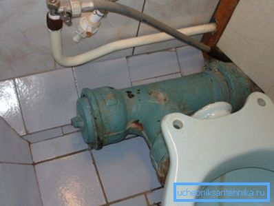 Tankın suyunun ağırlığının tuvaletin kulağı üzerine düşmesi halinde, er ya da geç bu doğal bir sonlanmaya yol açacaktır. Tankın suyunun ağırlığının tuvaletin kulağı üzerine düşmesi halinde, er ya da geç bu doğal bir sonlanmaya yol açacaktır.