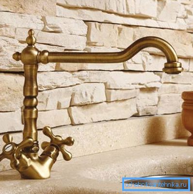 Estetik retro bronz musluk, yapay bir taş lavabo ile mükemmel uyum sağlar.