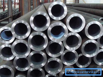 Bu büyük metal ürünler, sızıntı riski olmadan boru hatları oluşturmayı mümkün kılar. Bu büyük metal ürünler, sızıntı riski olmadan boru hatları oluşturmayı mümkün kılar.