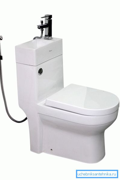 Bu çözüm, çok fazla yer kaplamamanızı ve ayrı bir lavabo takmamanızı sağlar, ancak kasenin boyutunun küçük olduğunu hatırlamakta yarar vardır, bu da kullanım sürecinde rahatsızlık yaratır. Bu çözüm, çok fazla yer kaplamamanızı ve ayrı bir lavabo takmamanızı sağlar, ancak kasenin boyutunun küçük olduğunu hatırlamakta yarar vardır, bu da kullanım sürecinde rahatsızlık yaratır.
