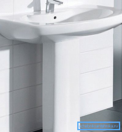Kaide ile porselen lavabo. Kaide ile porselen lavabo.