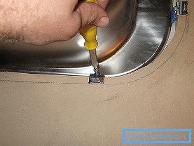Lavabonun altını sabitleme. Lavabonun altını sabitleme.