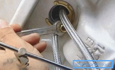 Cihazı bir pim ve somun ile sabitleme Cihazı bir pim ve somun ile sabitleme