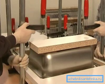 Lavabonun kelepçelerle sıkıştırılması Lavabonun kelepçelerle sıkıştırılması