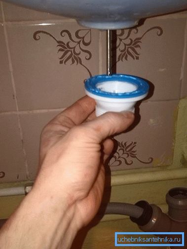 Drenaj ızgarasını sabitleme. fotoğraf Drenaj ızgarasını sabitleme. fotoğraf