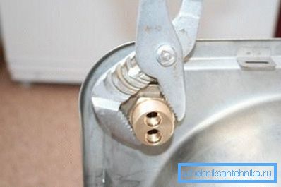 Sıkıştırma somununun içinden sabitlenmiş Sıkıştırma somununun içinden sabitlenmiş
