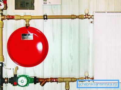 Yerel ısıtma sisteminde bir elektrikli kazan Galan fotoğrafı.