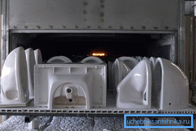 Earthenware fotoğrafı fırınlamaya hazır Earthenware fotoğrafı fırınlamaya hazır