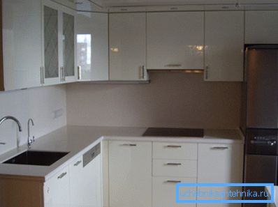 Kompakt lavabo nedeniyle alanın optimal olarak kullanıldığı mutfak fotoğrafı Kompakt lavabo nedeniyle alanın optimal olarak kullanıldığı mutfak fotoğrafı