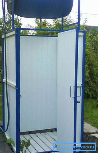 Bir ülke sitede yaz duş fotoğrafı Bir ülke sitede yaz duş fotoğrafı