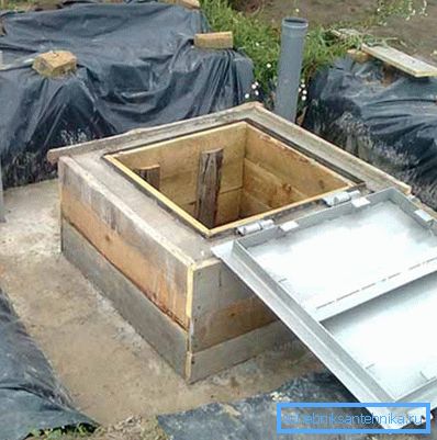 Tavanda metal bir kapak fotoğrafı Tavanda metal bir kapak fotoğrafı