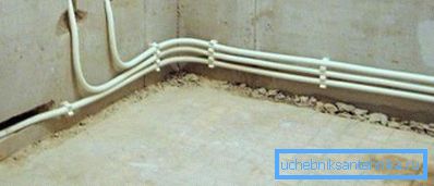 Isıtma sisteminin metal plastik boru hattının fotoğrafı