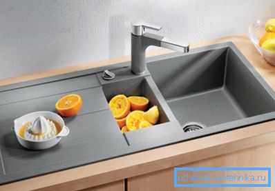 Fotoğraf: lavabo - mutfağın gerekli bir elemanı. Fotoğraf: lavabo - mutfağın gerekli bir elemanı.