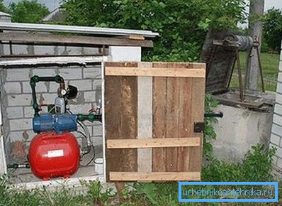 Özellikle bu amaç için kuyu yakınında inşa edilen arka odada bulunan pompa istasyonunun fotoğrafı. Özellikle bu amaç için kuyu yakınında inşa edilen arka odada bulunan pompa istasyonunun fotoğrafı.