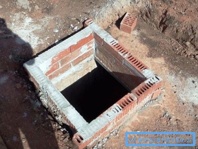 Tuğla ile kaplı küçük bir çukur fotoğrafı Tuğla ile kaplı küçük bir çukur fotoğrafı