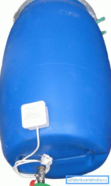 Isıtma ile plastik bir varil fotoğrafı Isıtma ile plastik bir varil fotoğrafı
