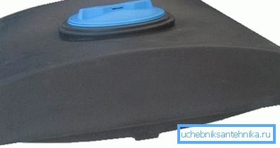 Yaz duş için düz bir tankın fotoğrafı Yaz duş için düz bir tankın fotoğrafı