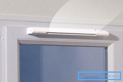 Pencerenin üstüne monte edilen girişin fotoğrafı Pencerenin üstüne monte edilen girişin fotoğrafı