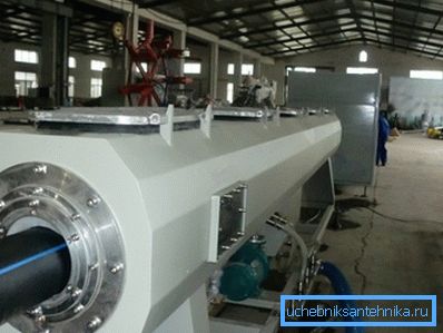 Düşük basınçlı polietilen boru üretimi için atölyeden fotoğraflar Düşük basınçlı polietilen boru üretimi için atölyeden fotoğraflar