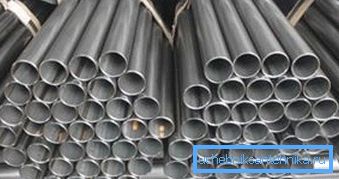 Metal boruların bir depo fotoğrafları. Metal boruların bir depo fotoğrafları.
