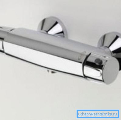 Banyo için bir termostat ile mikser fotoğrafı. Banyo için bir termostat ile mikser fotoğrafı.