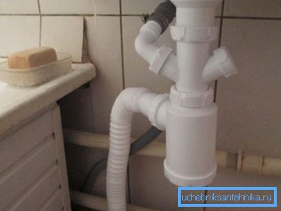 Ek musluklarla yüklü sifonun fotoğrafı Ek musluklarla yüklü sifonun fotoğrafı