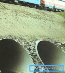 2708 Demiryolu parçalarının altında bulunan menfez fotoğrafı